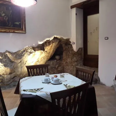 Al Vicolo Del Cilento Bed and Breakfast 3*